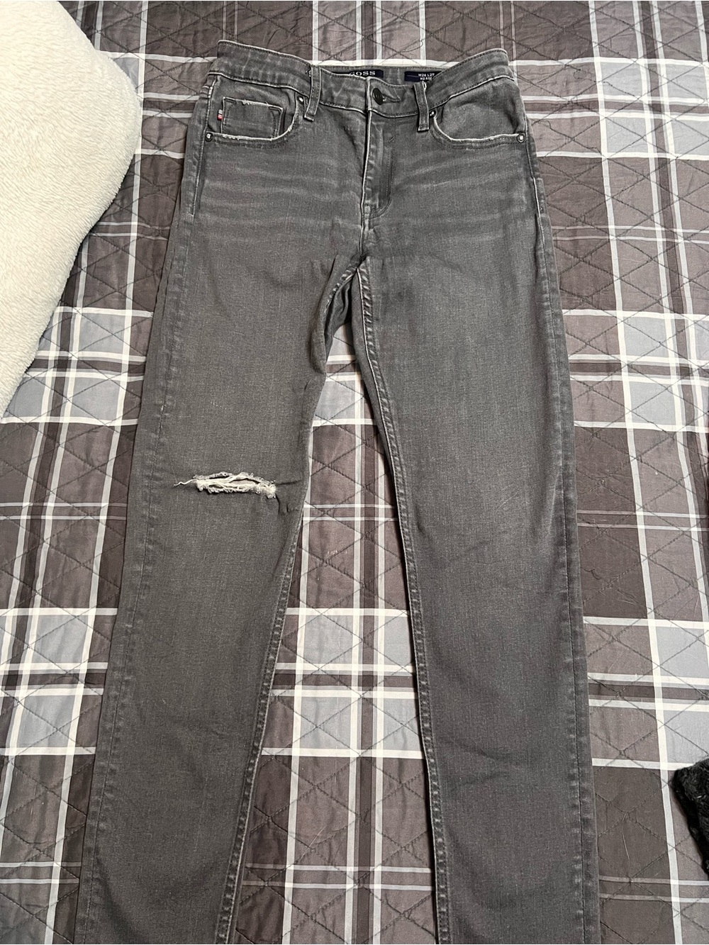 Women’s gray skinny jeans with one knee distressed